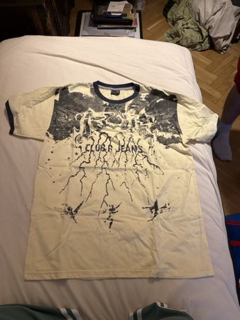 Cooles T-Shirt von Metzone Club Jeans