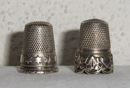 2 alte Fingerhüte Silber Verziert Gebraucht