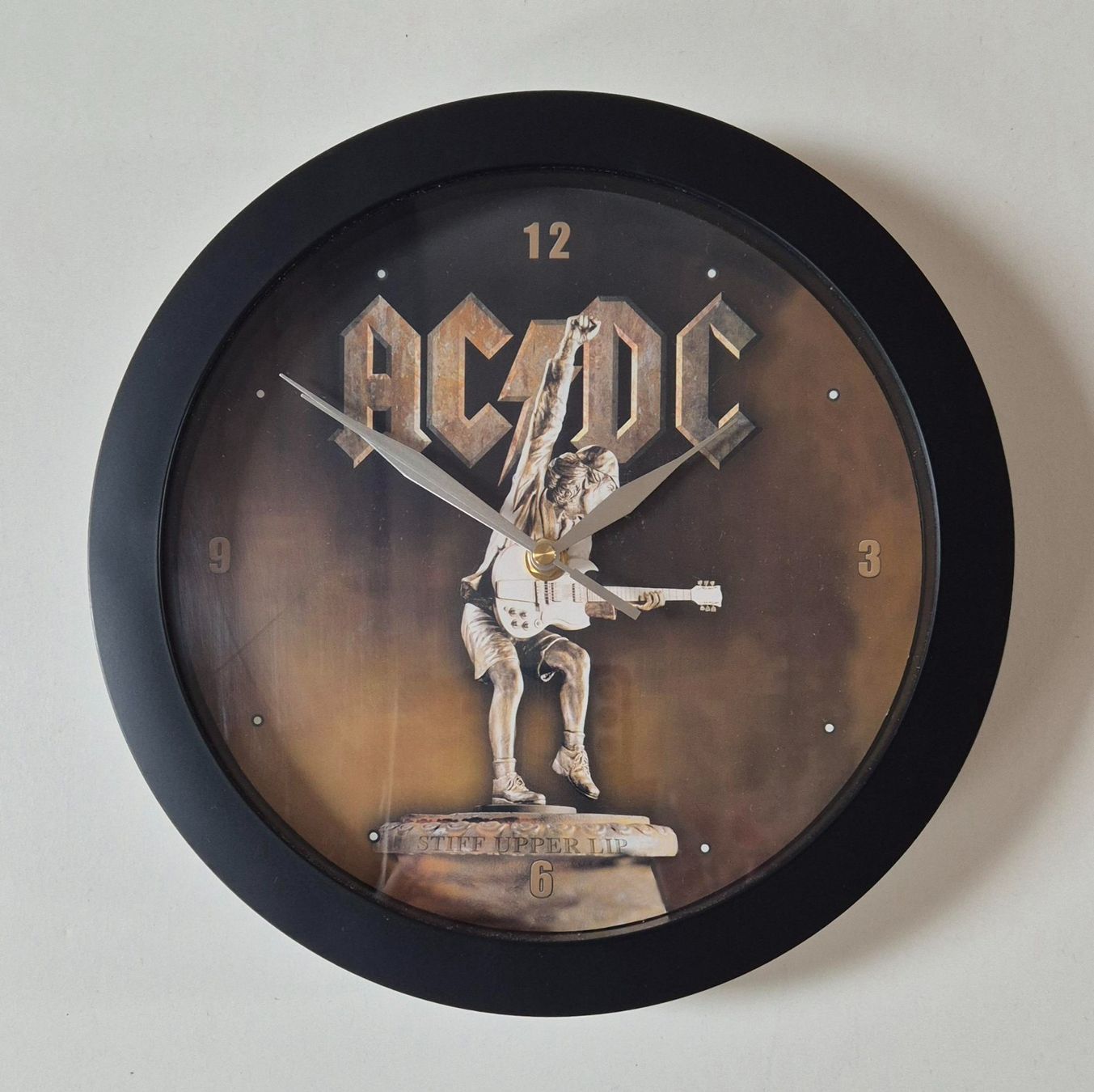 Orologi: AC/DC Stiff Upper Lip Wanduhr – Usato da Bänk (Dägerlen) venduto da Tinu24