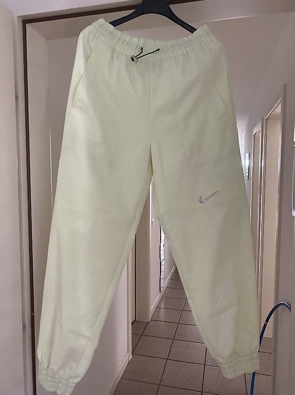 Hosen: Pantaloni Nike giallo fluo  – Gebraucht aus Breganzona von eva_b2fp