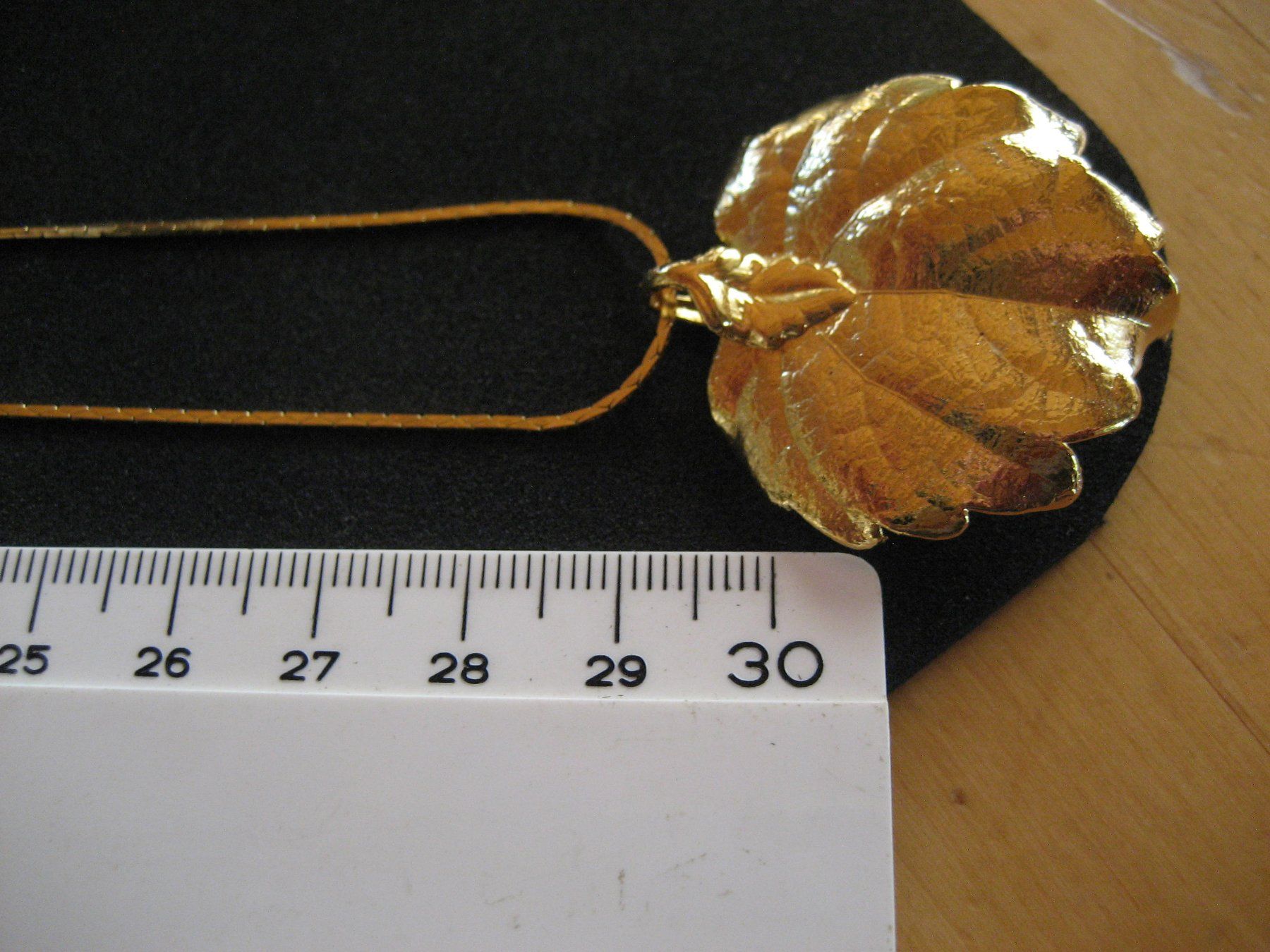 Catenine: Collier doré avec pendentif feuille de vigne, neuf – Nuovo e nell'imballaggio originale da Delémont venduto da marryb 4