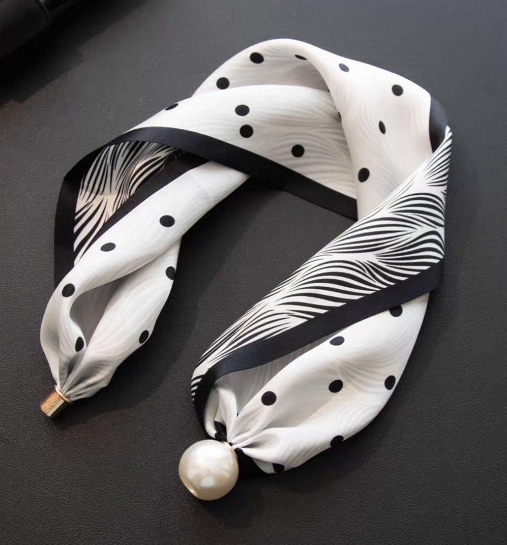 Foulard & Sciarpe: Chic 100%Silk Scarf with magnet Pearl new with gift pack – Nuovo e nell'imballaggio originale da Basel venduto da 550_ckp6 2