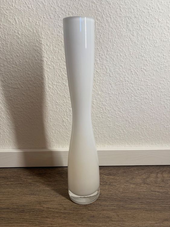 Vase aus Glas handgemacht schmal weiss ca. 28 cm hoch (Gebraucht) in Pratteln für CHF 15 – nur Abholung auf Ricardo kaufen