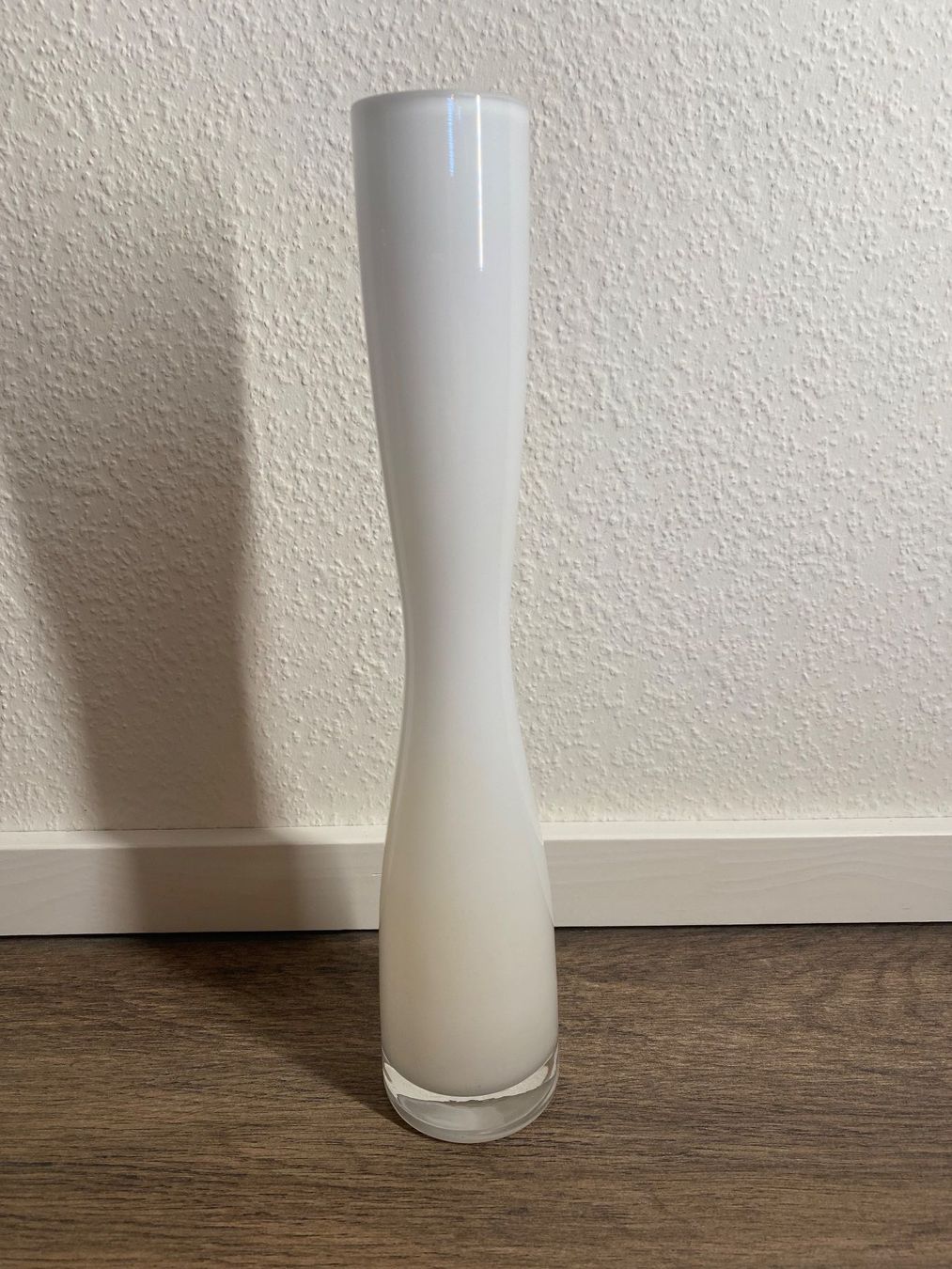 Vase aus Glas handgemacht schmal weiss ca. 28 cm hoch (Gebraucht) in Pratteln für CHF 15 – nur Abholung auf Ricardo kaufen