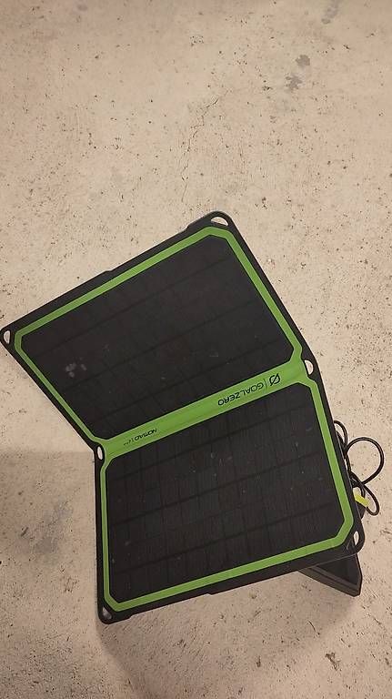 Dispositivi a energia solare: Panneau solaire portable  – Usato da Corpataux venduto da XavHab