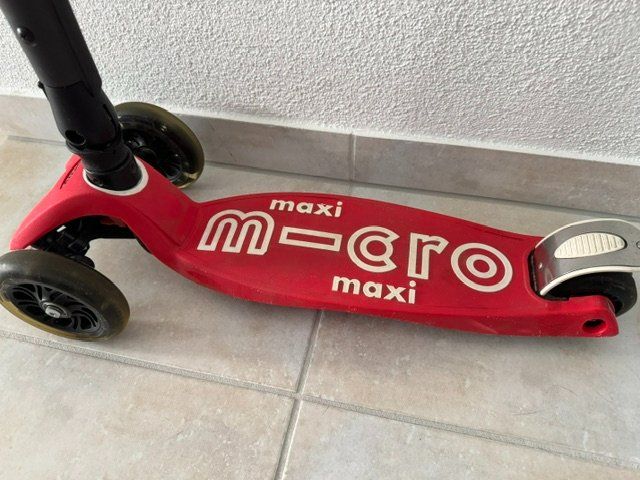 Micro Kickboard: roter Maxi Micro Scooter mit LED Rädern – D'occasion à Eschenbach SG par Grummelzwerg