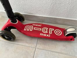 roter Maxi Micro Scooter mit LED Rädern