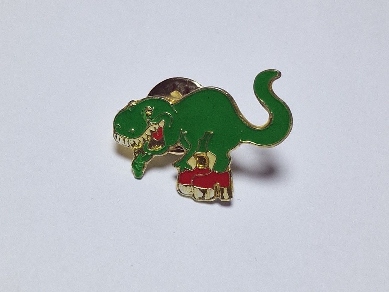Placchette & Badge: Dinosaurier mit Rollschuhen Pin Vintage – Usato da Mitlödi venduto da Raphy1996