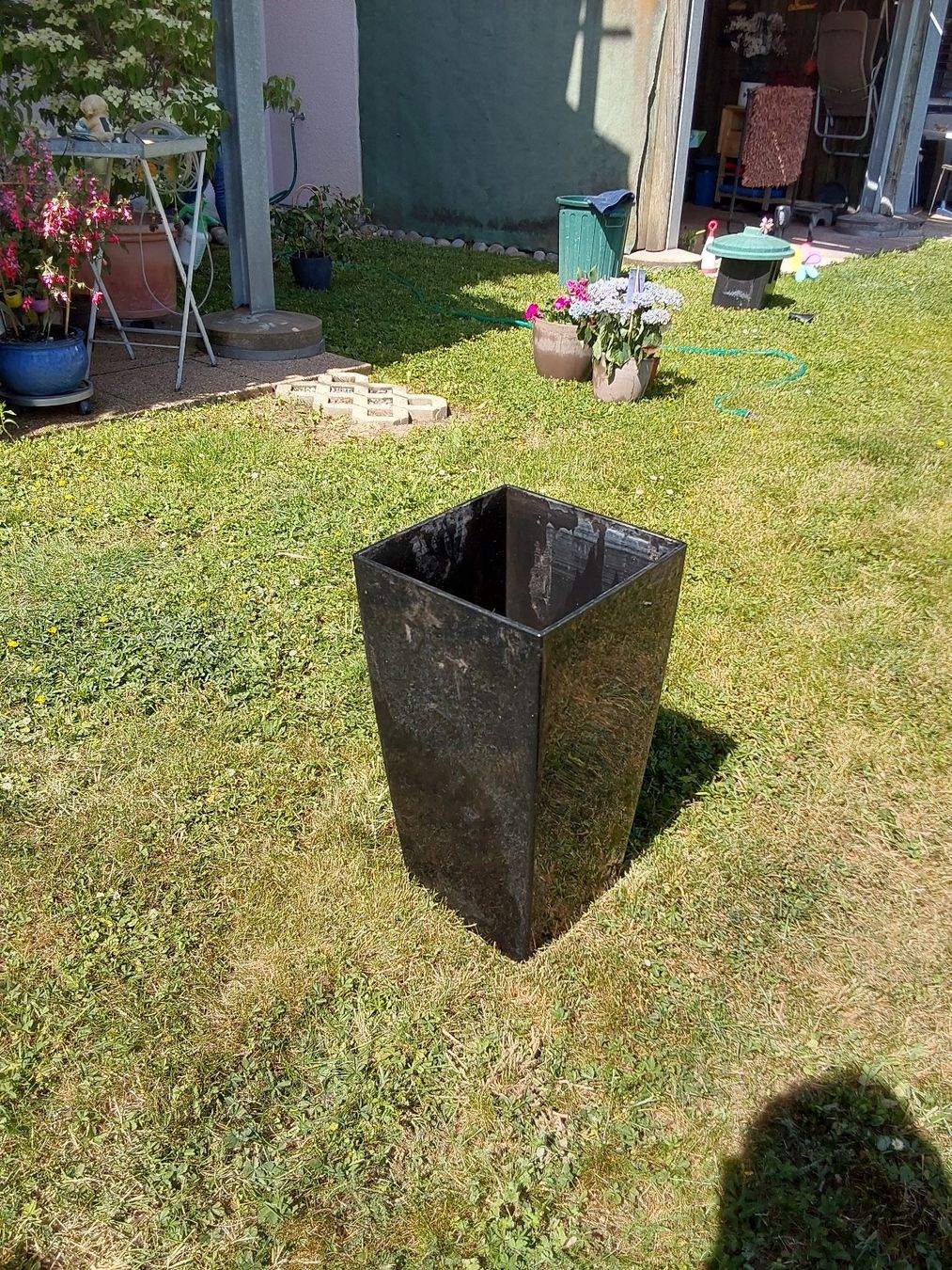 Vasi per fiori: Grand pot de fleurs noir élégant – Usato da Brügg BE venduto da rup_p6cw
