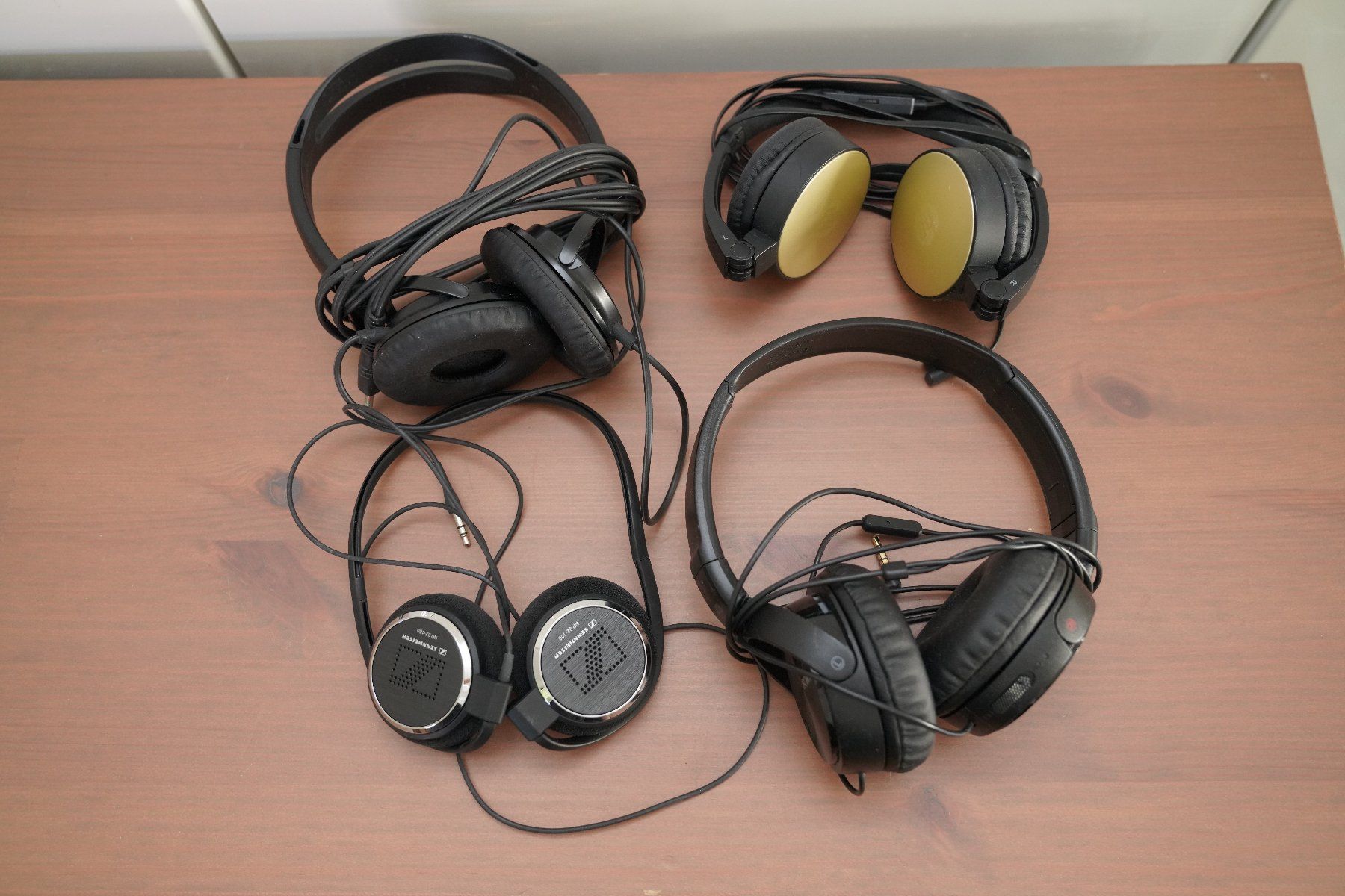 Cuffie: 4 Kopfhörer kabelgebunden: 1 Sony mit ANC + Sennheiser + HP – Usato da Zürich venduto da Lock5151