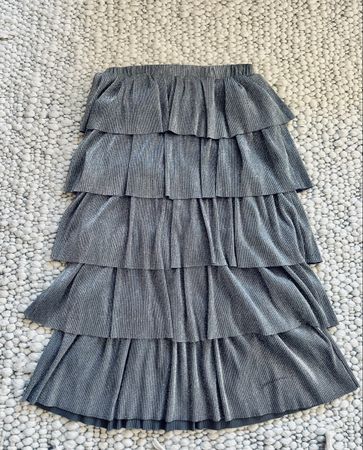 PLISSEE-ROCK METALLIC SILBER – STATEMENT PIECE