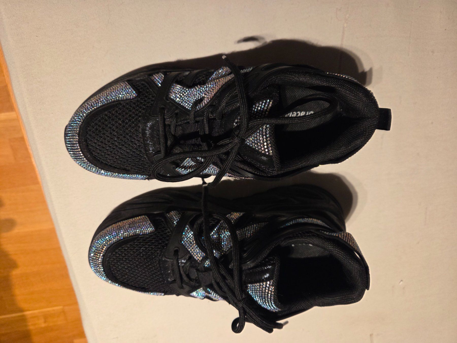 Damenschuhe: Glitzer Sneaker – Gebraucht aus Winterthur von Silianebelstreif