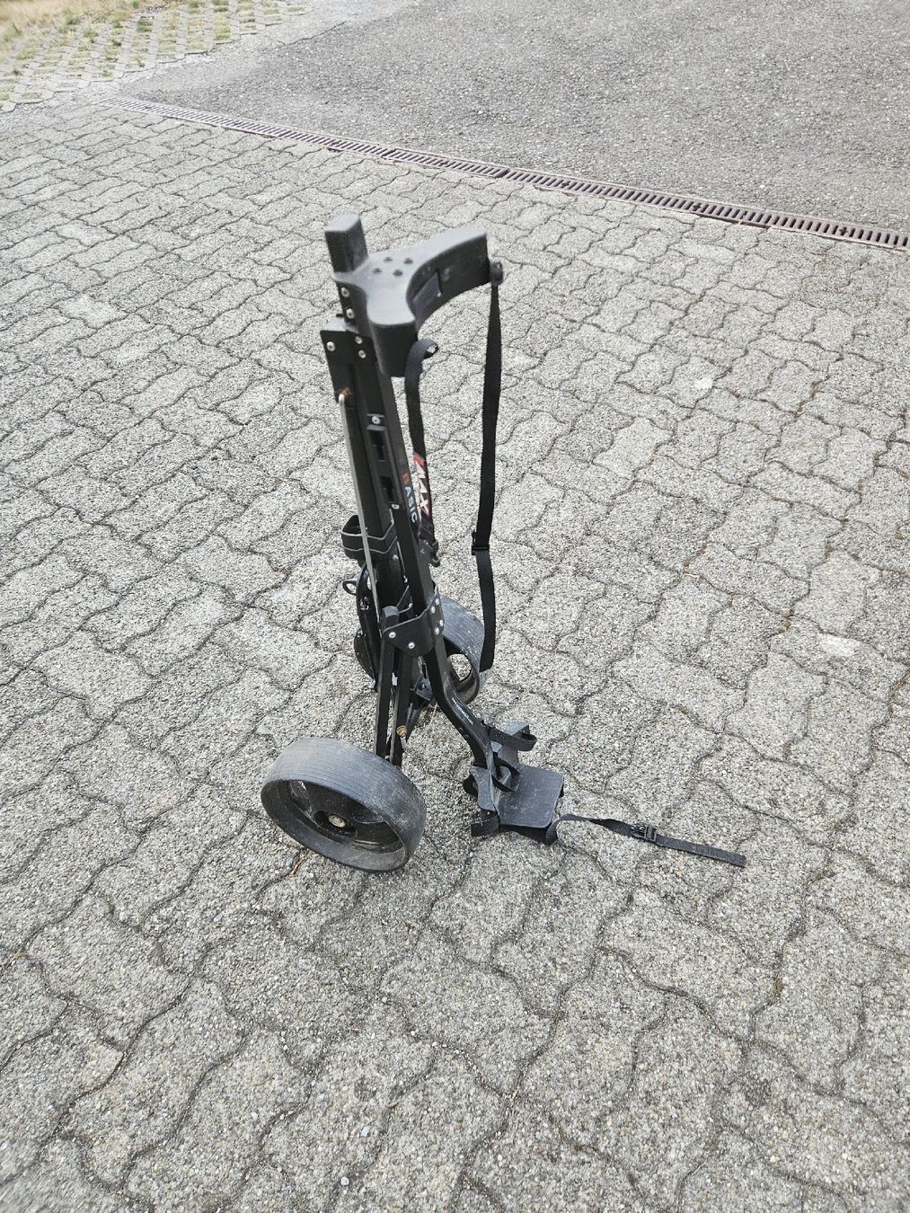 Big Max Trolley: Golf Trolley BASIC schwarz gebraucht guter Zustand – Usato da Dürnten venduto da Andre.schubert