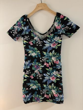 Schwarzes, figurbetontes Kleid von Divided by H&M