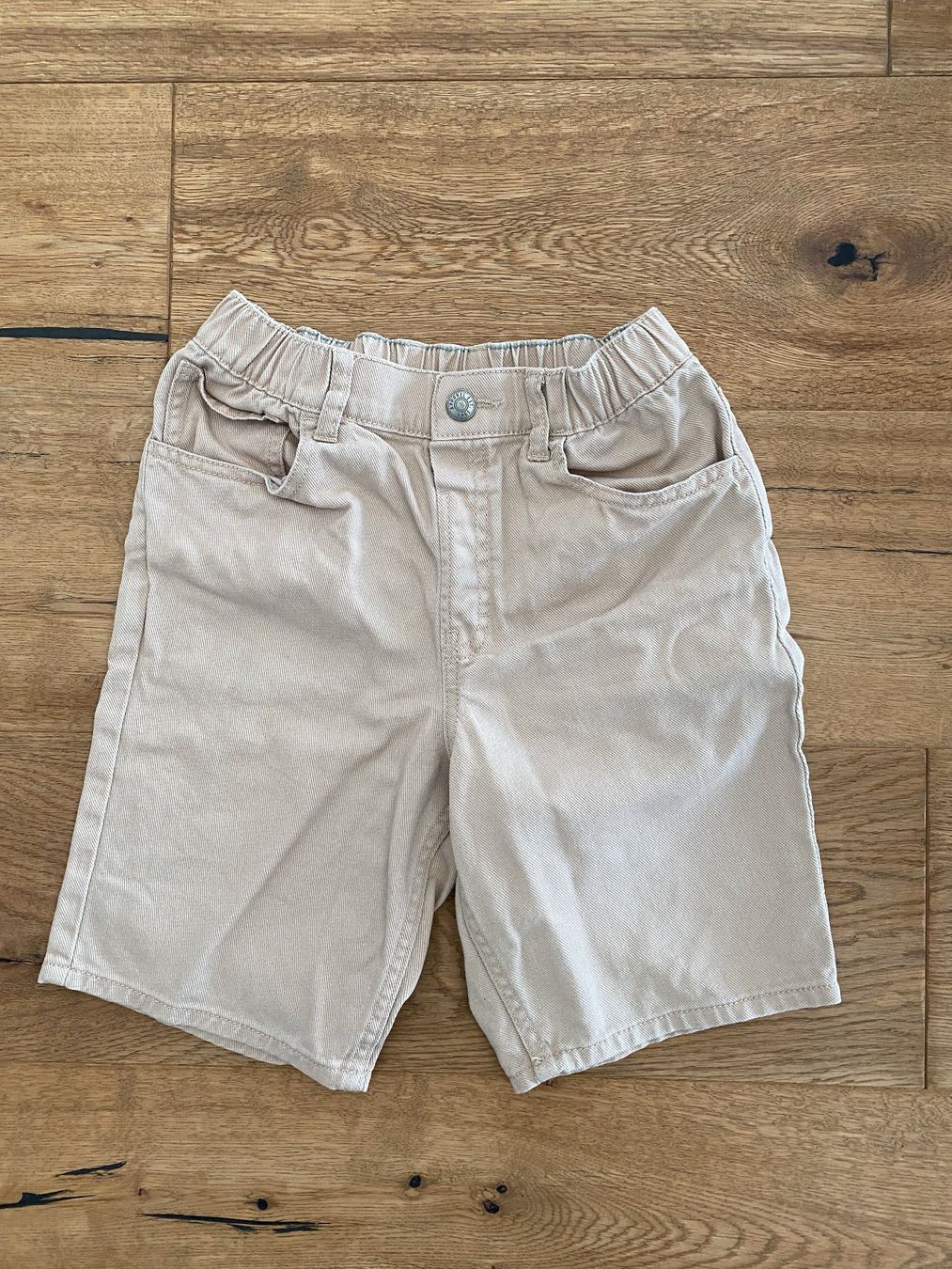 H&M Hosen: Jeans Shorts H&M Gr. 128 beige – Gebraucht aus Steinerberg von luckyfin