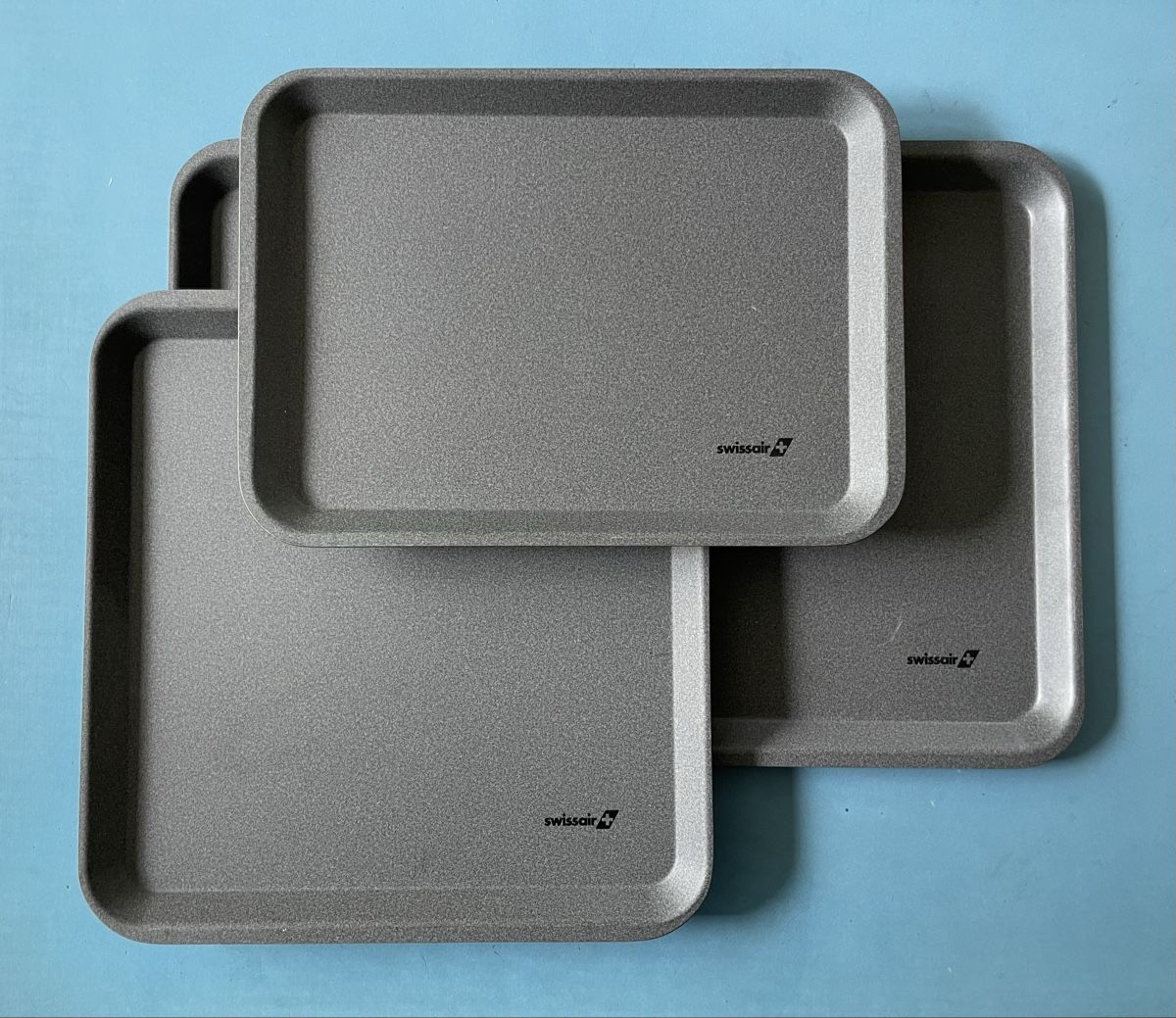Swissair Servierplatten: SWISSAIR Servier Tray Set vintage – Neu (gemäss Beschreibung) aus Zürich von Rod5