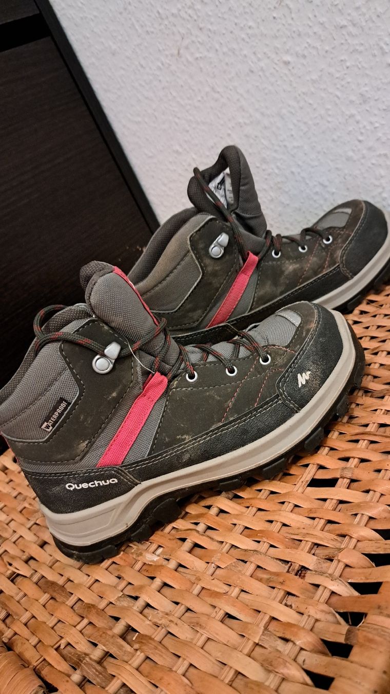 Decathlon Scarpe per ragazze: Chaussures de randonnée 34, chaussures de march – Usato da Meyrin venduto da Zahra011 4