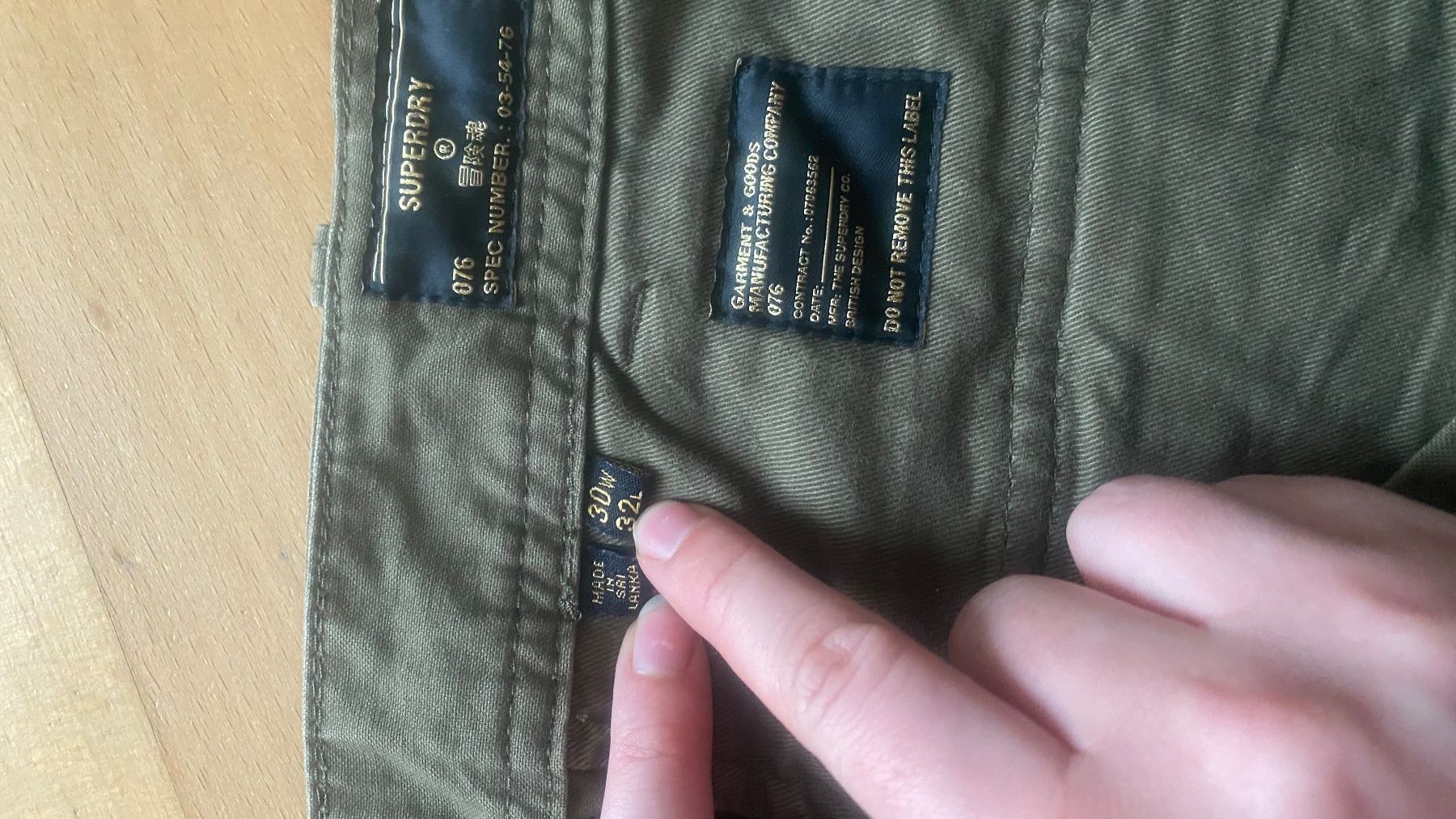 Superdry Pantaloni: Superdry Cargo-Hose, Olivgrün – Usato da Zürich venduto da Stami129 3