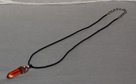 Pendel an feinem Lederband orange (1)