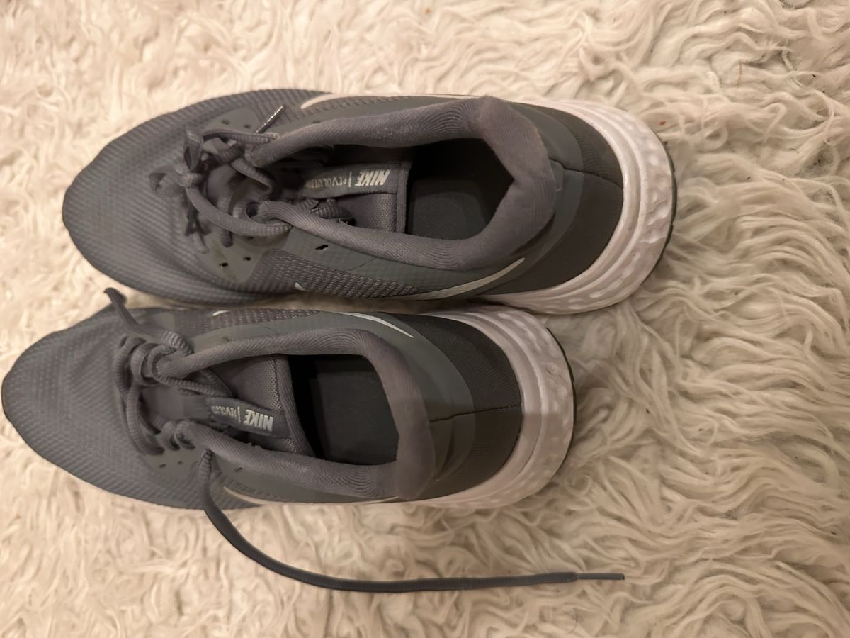 Nike Herrenschuhe: Nike Laufschuhe Revolution 5 Cool Grey – Gebraucht aus Kriens von saleworld 1