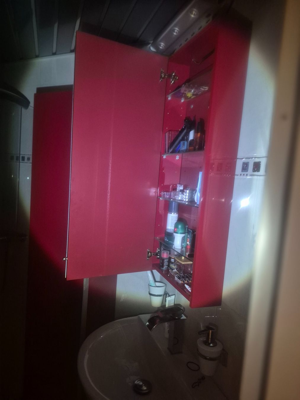 Ikea Armadi: Ikea Hochschrank und Spiegelschrank/Einzeln oder zusammen – Usato da Emmen venduto da Mica64 3