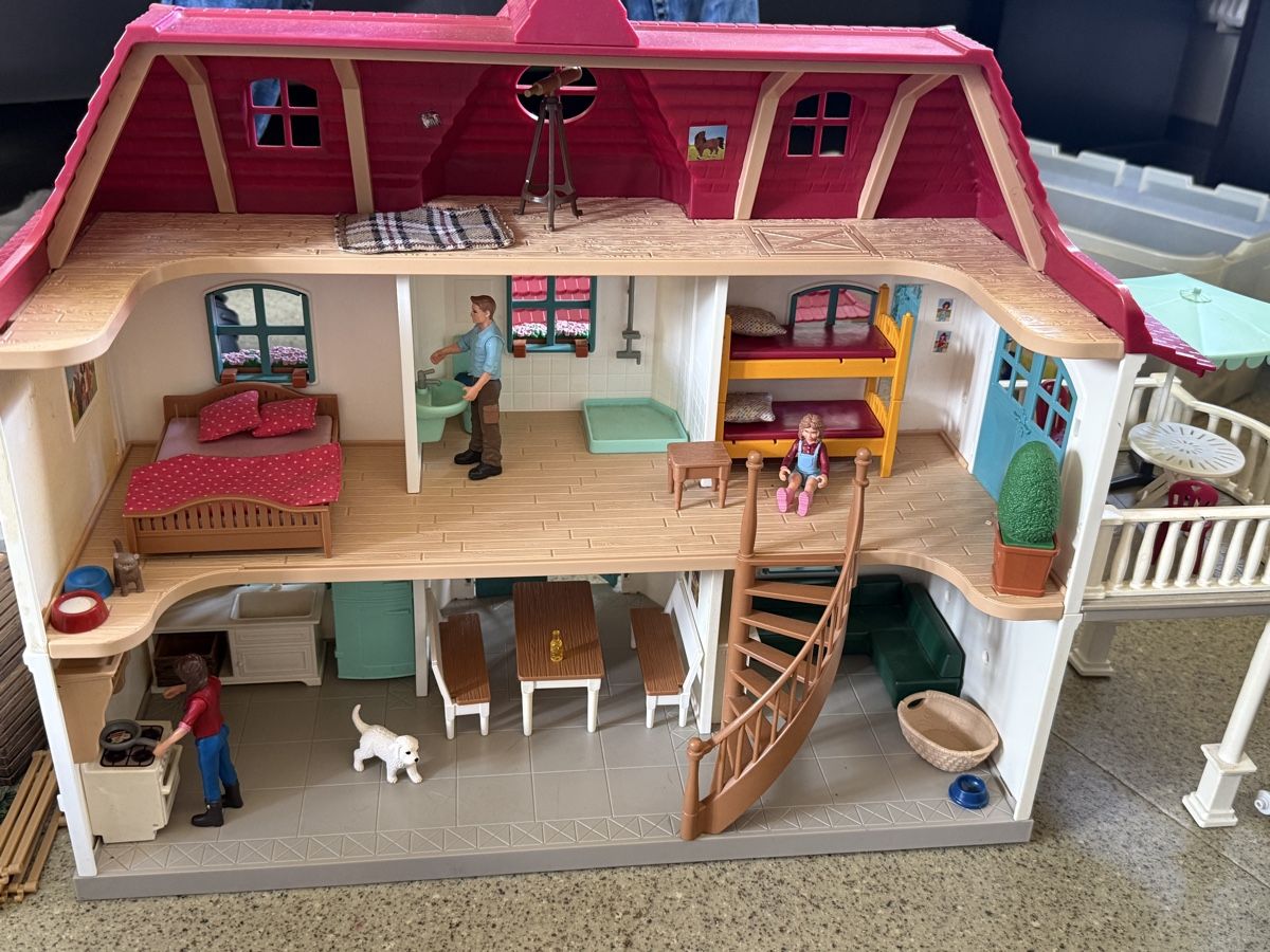 Schleich Spielzeuge: Schleich Haus mit Stall – Gebraucht aus Zuchwil von moa_kel