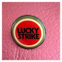 Vintage-Pin - Lucky Strike mit dem klassischen runden Logo  
