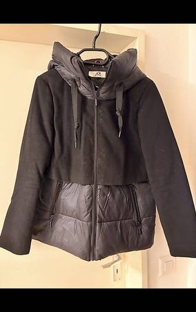 Veste noire matelassée à capuchon