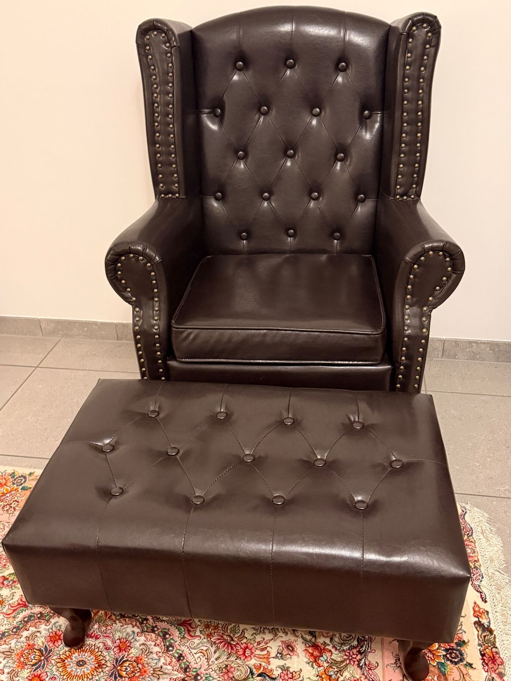 Poltrone: Chesterfield Sessel mit Hocker dunkelbraun Lederoptik – Usato da Opfikon venduto da hetipeti 2