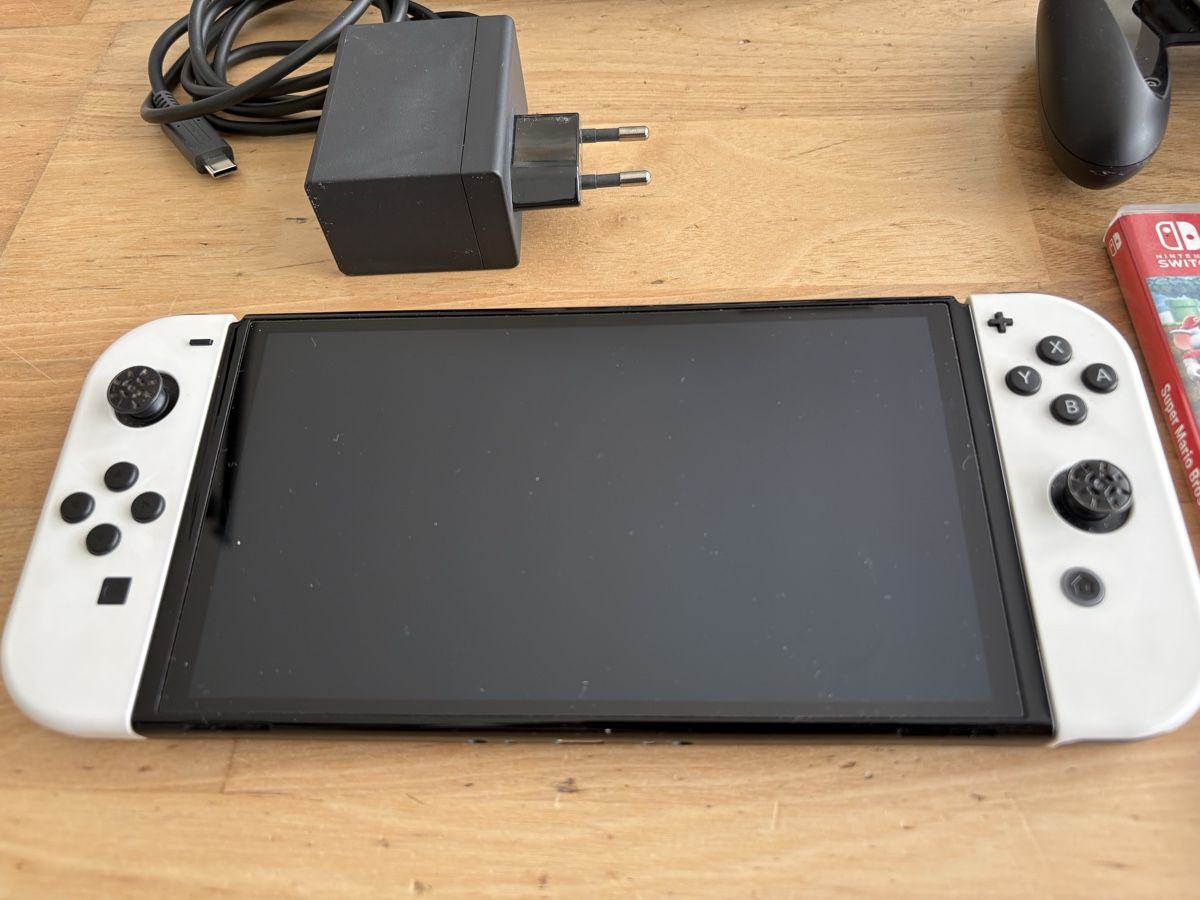 Nintendo Konsolen: Nintendo Switch OLED Bundle – Gebraucht aus Eggersriet von Ck761 2