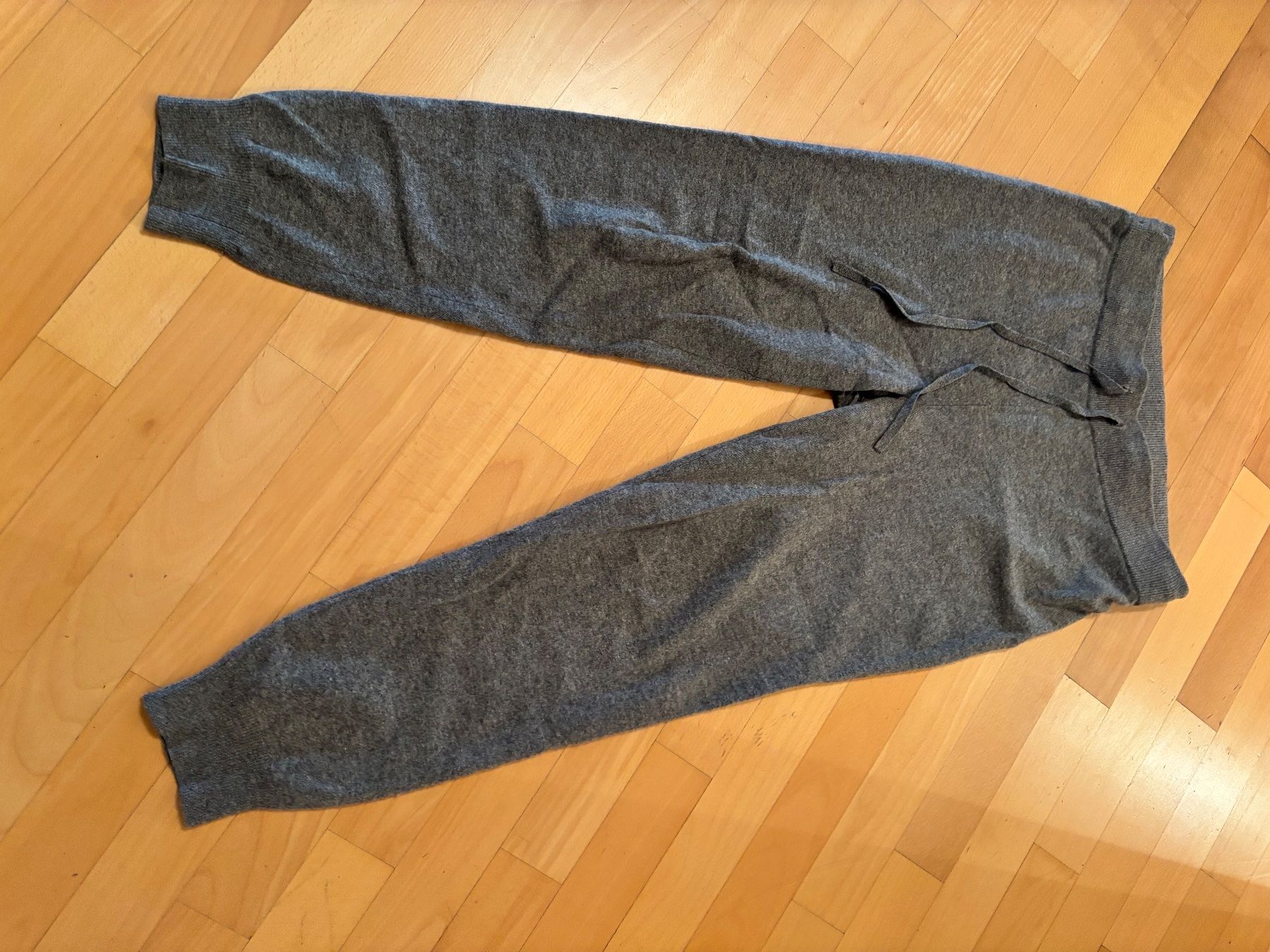 H&M Pantaloni: Cashmere Hose grau mit Bündchen – Usato da St. Gallen venduto da always-a-good-buy