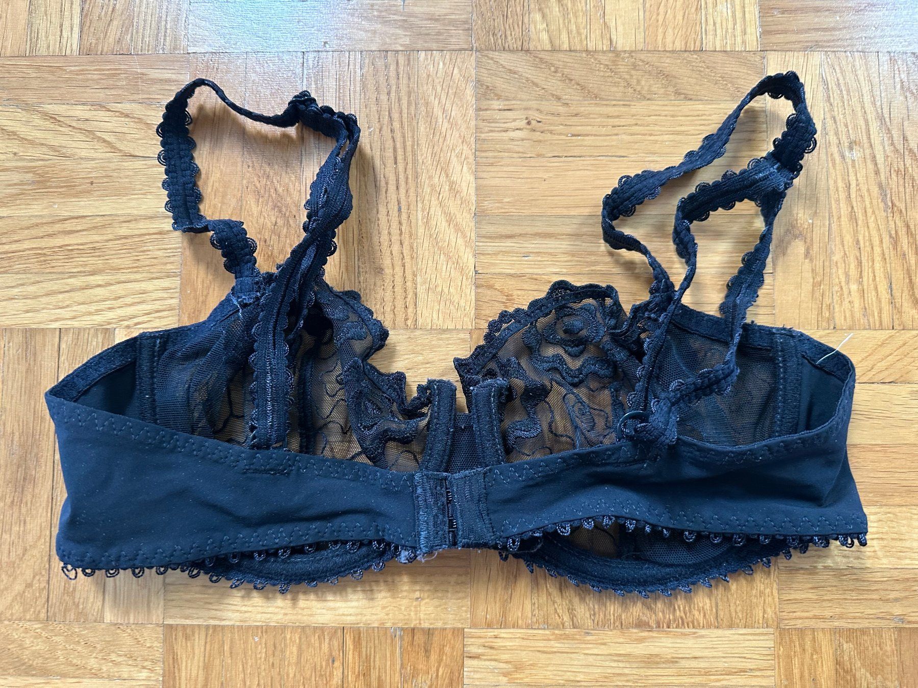 Altra biancheria intima: Schwarzer Spitzen-BH mit Trägern Gr. 70D – Usato da Winterthur venduto da nelead 1
