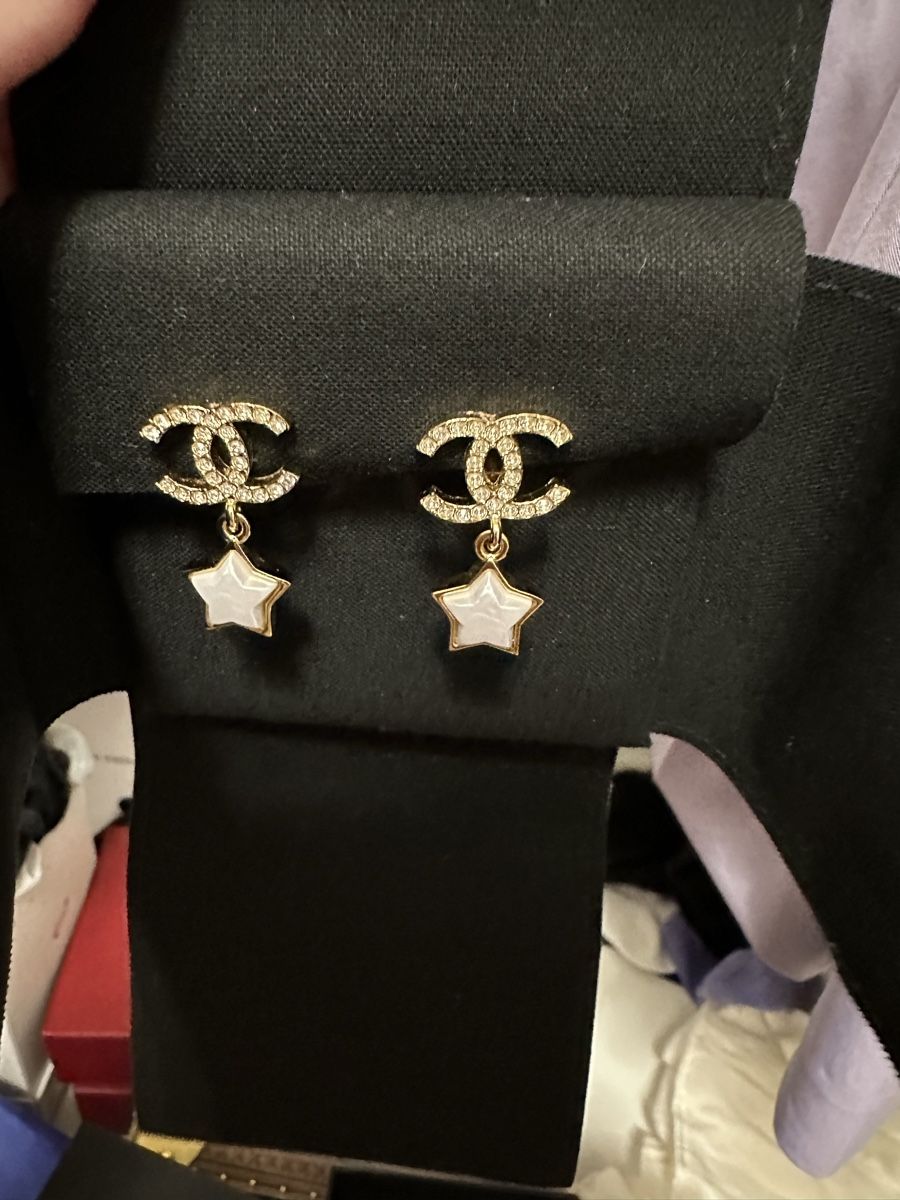 Chanel Orecchini pendenti & Orecchini a lobo: Chanel clip on earrings – Nuovo (secondo la descrizione) da Kilchberg ZH venduto da cruella