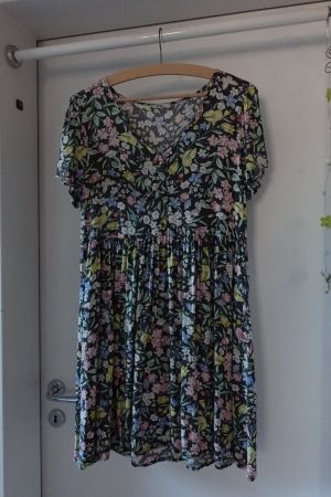 Blumiges Sommerkleid, mittellang, C&A, Gr. 38, neuwertig