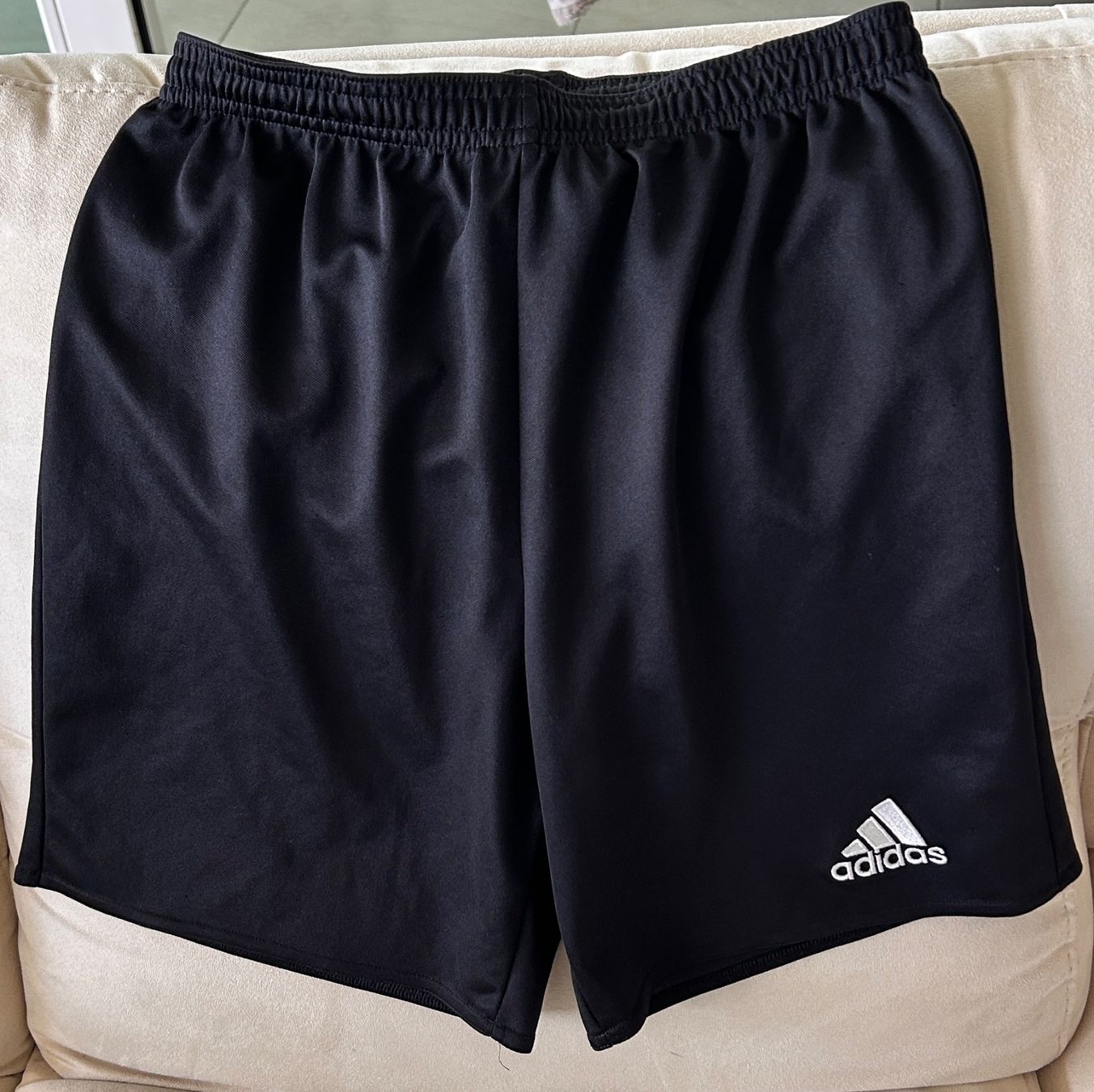 Adidas Pantaloni: Adidas schwarze kurze Hose Jung – Usato da Freienbach venduto da mar_rvc6