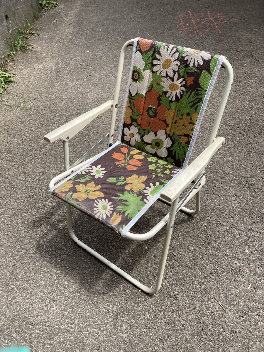 Sedie: Kinder Retro Campingstuhl mit Blumenmuster – Usato da Wallisellen venduto da snoway