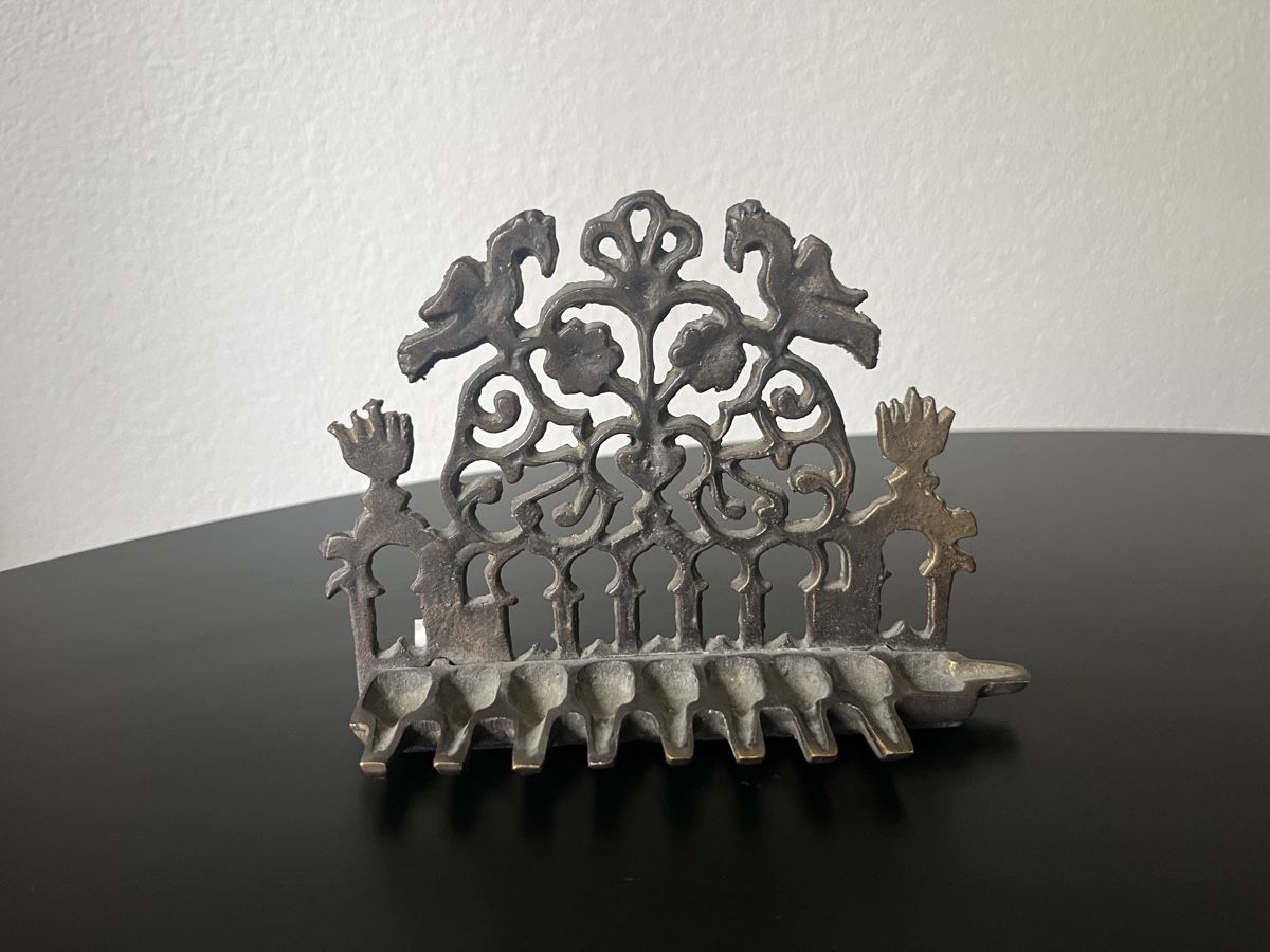 Portacandele: Antique Hanukkah Menorah Bronze – Usato da Zürich venduto da Nowstalgia