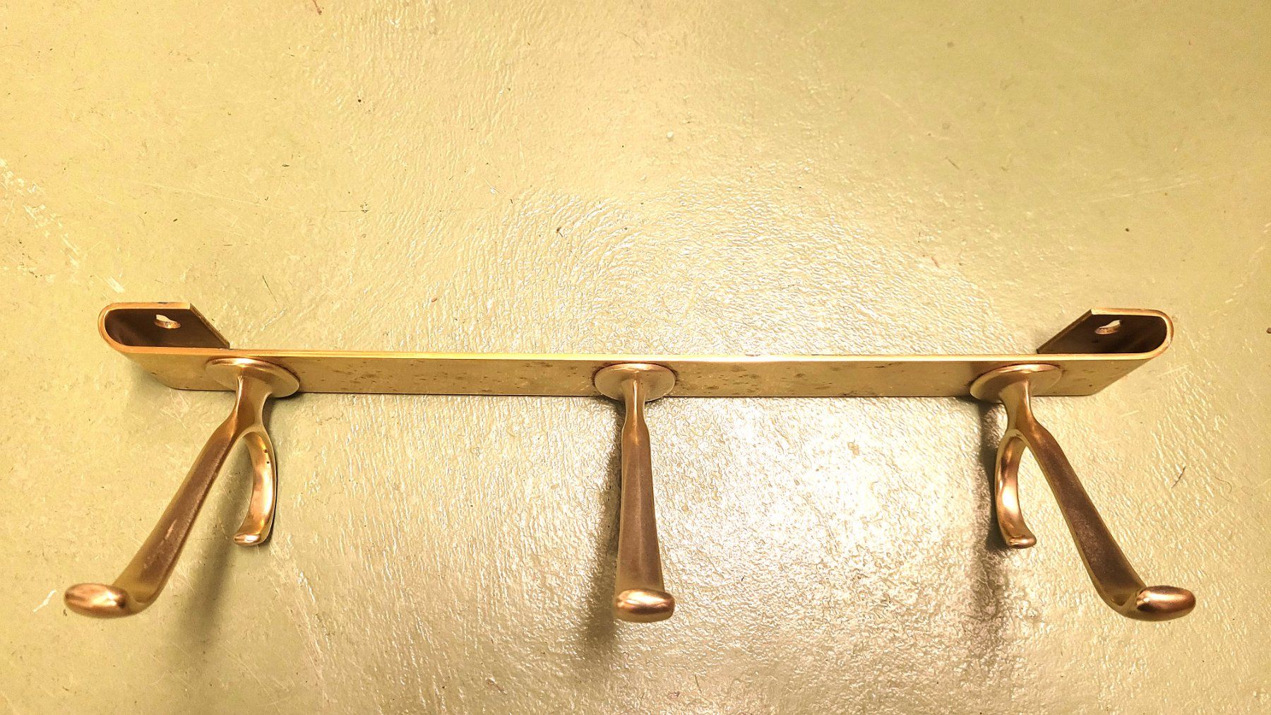 Garderobe: Goldene Garderobe Metall robust – Gebraucht aus Basel von Roberto002 1