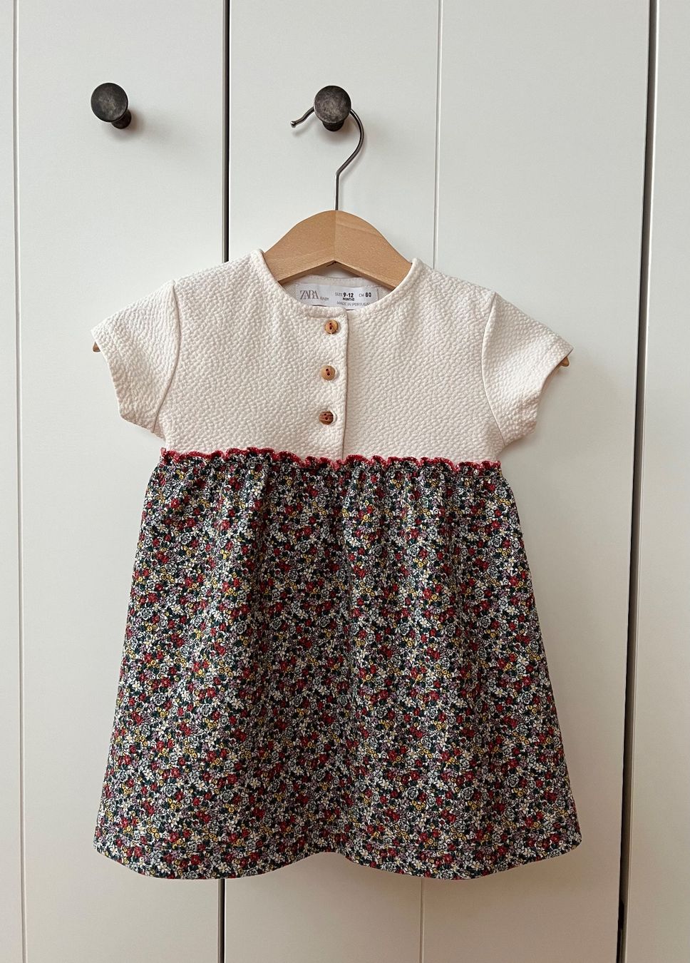 Zara Vestiti & Gonne: Zara. 80 Kleid. Weiss / Creme. Blumen. – Usato da Burgdorf venduto da rulan 1