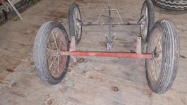 Fahrgestell Metall mit vier Rädern