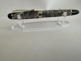 Jinhao 450 marmorgrau Rollerball mit Goldakzenten.