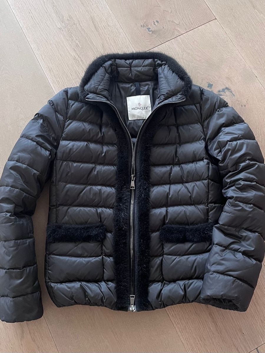 Moncler Giacche: Moncler Daunenjacke mit Nerzbesatz – Nuovo (secondo la descrizione) da Wangen b. Olten venduto da jade.b