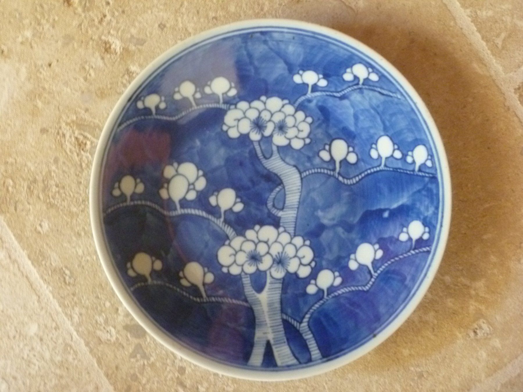 Piatti: Plat chinois prunier en fleurs. 19e s, Diamètre 27,5 cm – Usato da Le Mont-sur-Lausanne venduto da Crocrodile