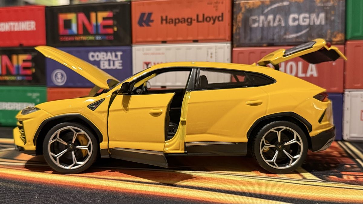 Lamborghini Modellautos: Lamborghini Urus 1:18 – Gebraucht aus Basel von Zomeg