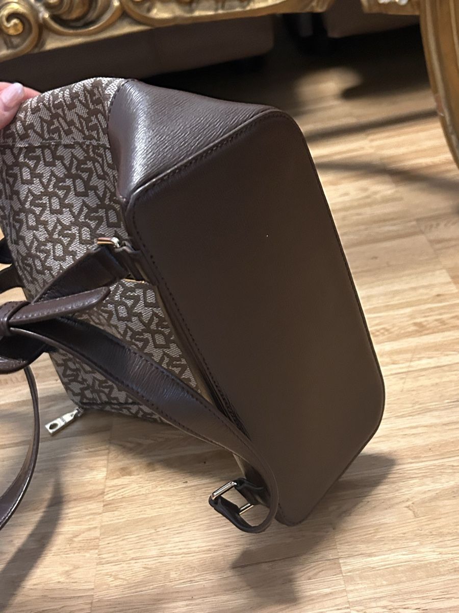 DKNY Zaini: DKNY Rucksack Handtasche, braun, Canvas – Usato da Nebikon venduto da icon.vintage 2