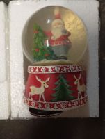 Schneekugel mit Santa am Baum von Spieluhrenwelt