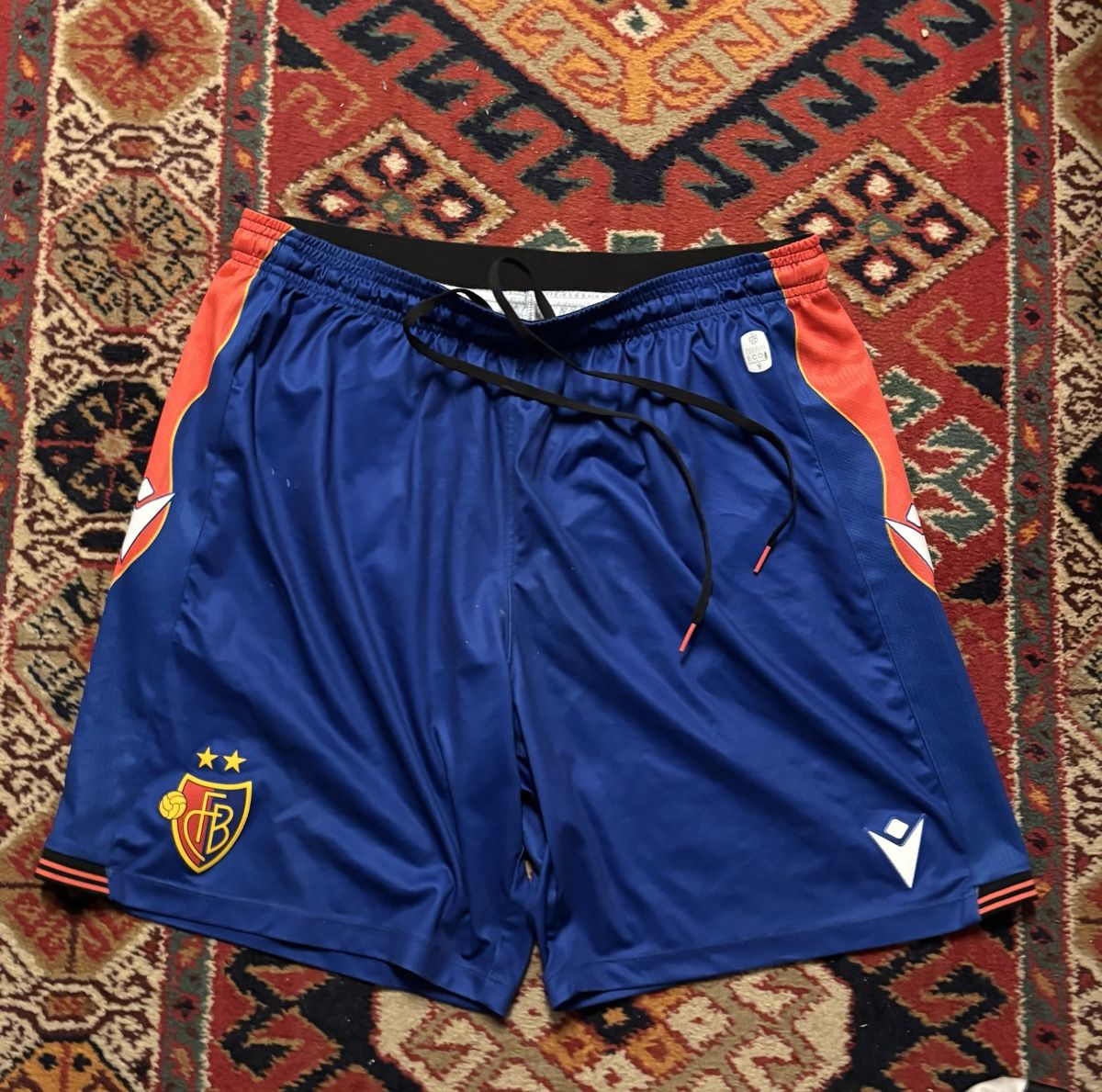 Pantaloni: FC BASEL Meistershorts Gr.XL – Usato da Basel venduto da kleinerprinz