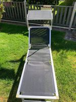 Graue Gartenliege / Strandliege mit kippbarem Sonnendach