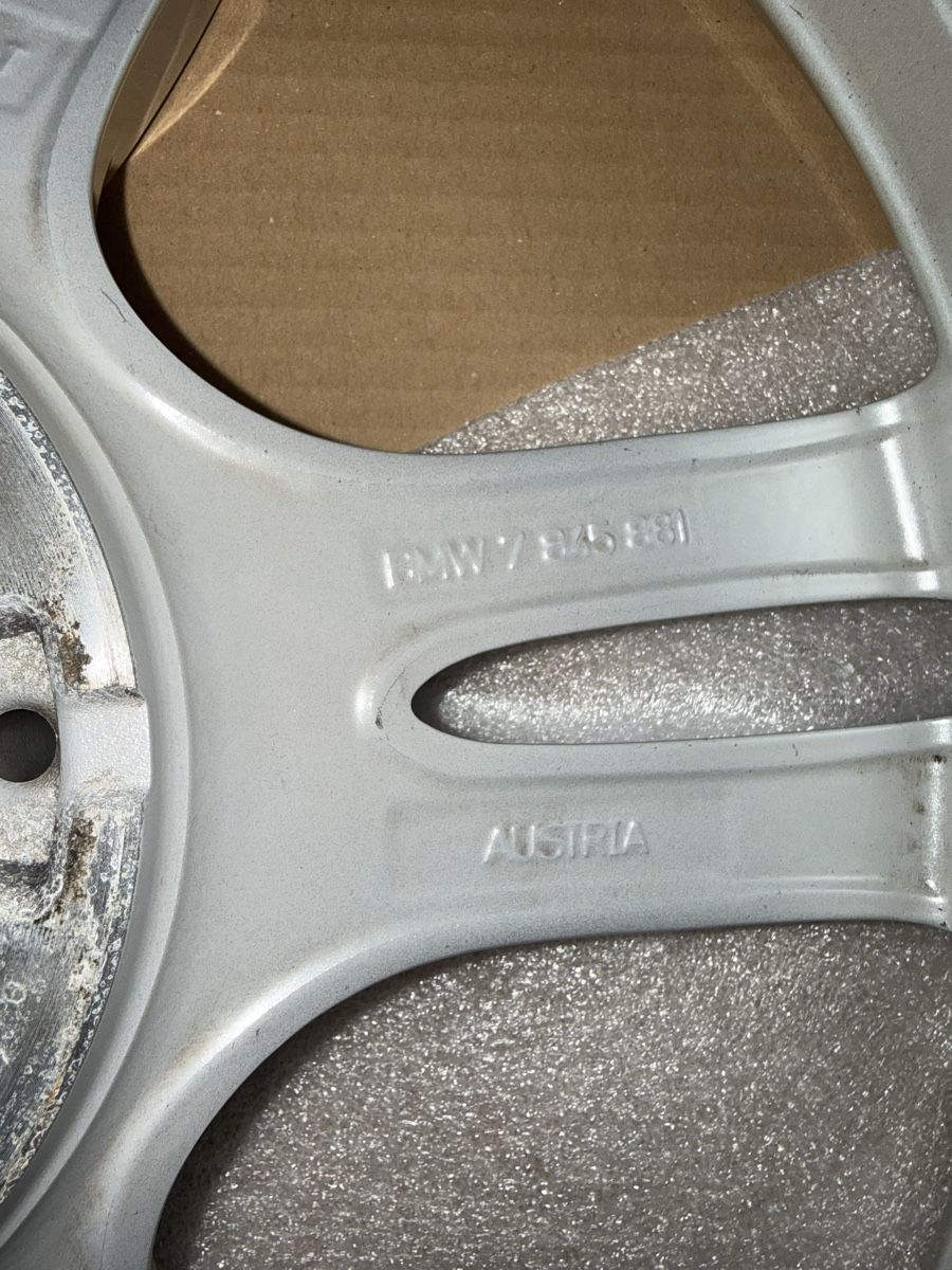 BMW Cerchioni: Alufelge silber 5-Speichen Design mit Starken Kratzer – Usato da Embrach venduto da Ana_ferreira 2