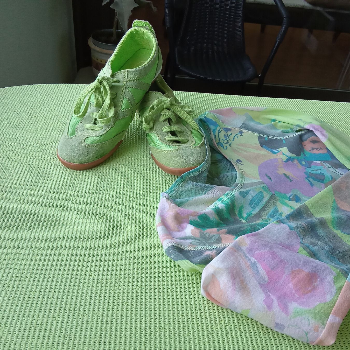 Lotti di vestiti: Set:  ein Hauch von Da.-Shirt mit farblich passendem Schuh – Usato da Frauenfeld venduto da clausi